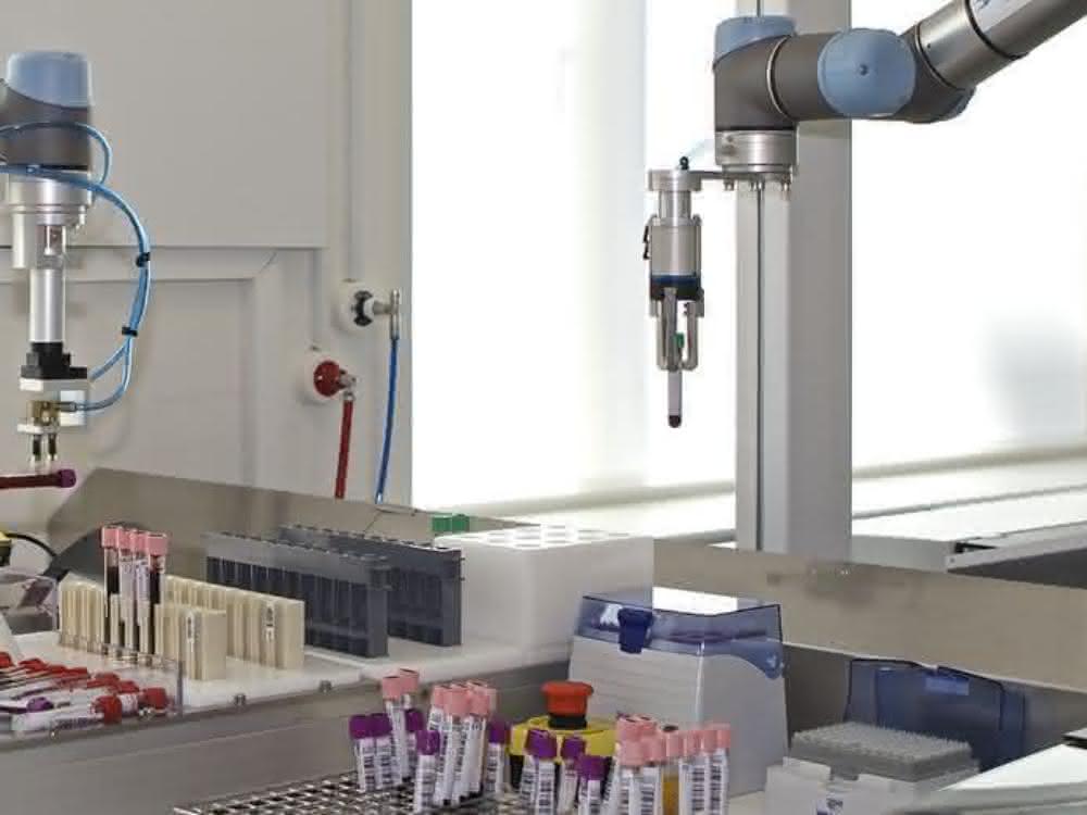 Zwei Roboter handeln Blutproben im Diagnostiklabor