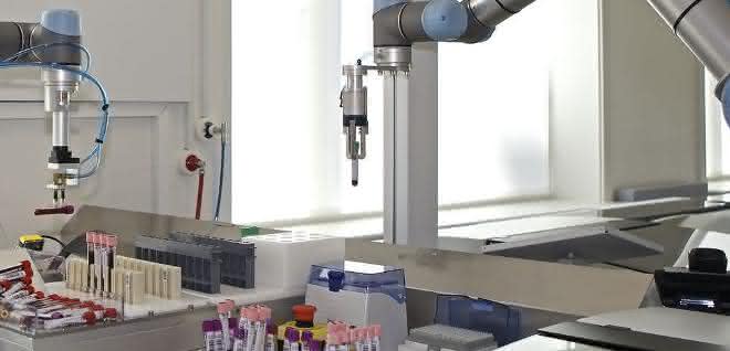 Zwei Roboter handeln Blutproben im Diagnostiklabor