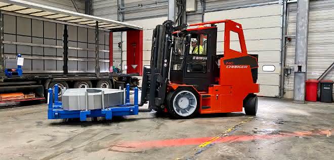 Heavy-duty compact forklift trucks