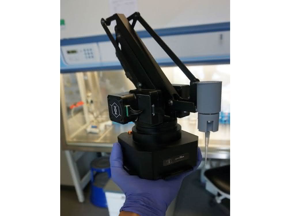 Roboter goodBot in einer Hand