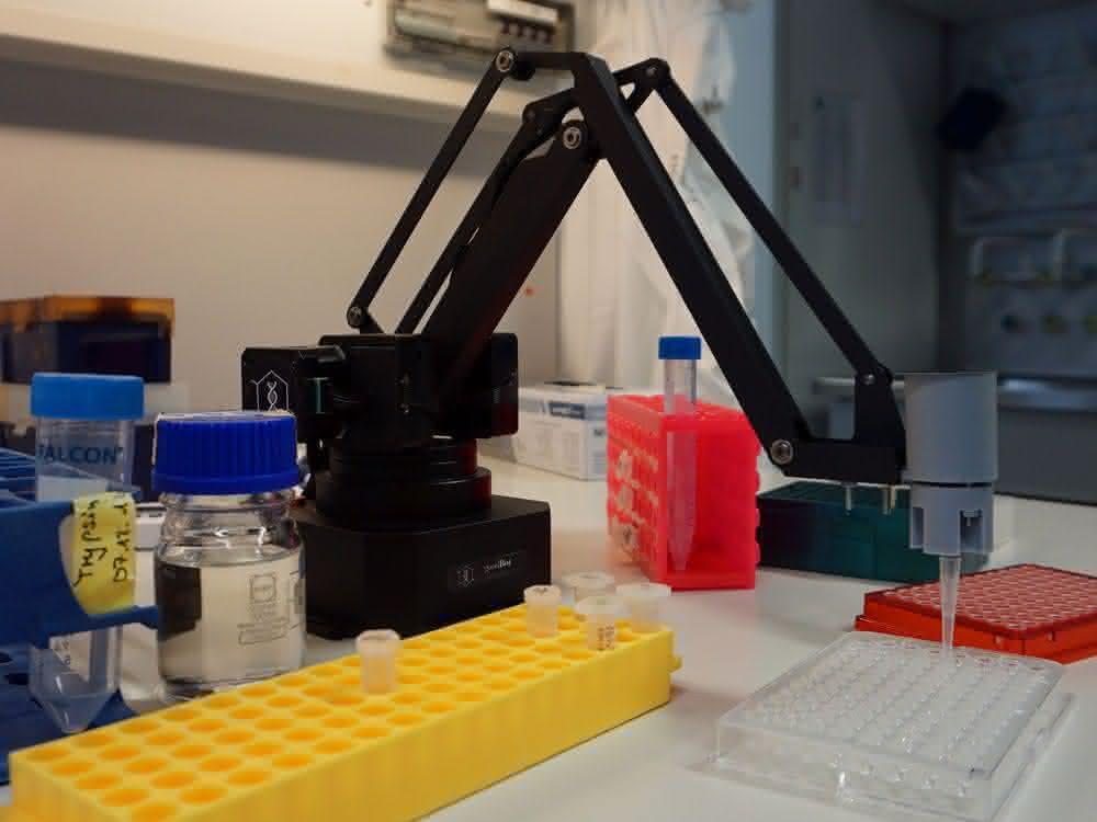 Roboter GoodBot auf Labortisch