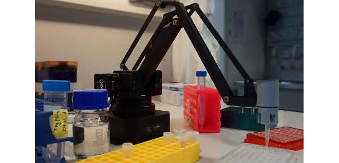Roboter GoodBot auf Labortisch