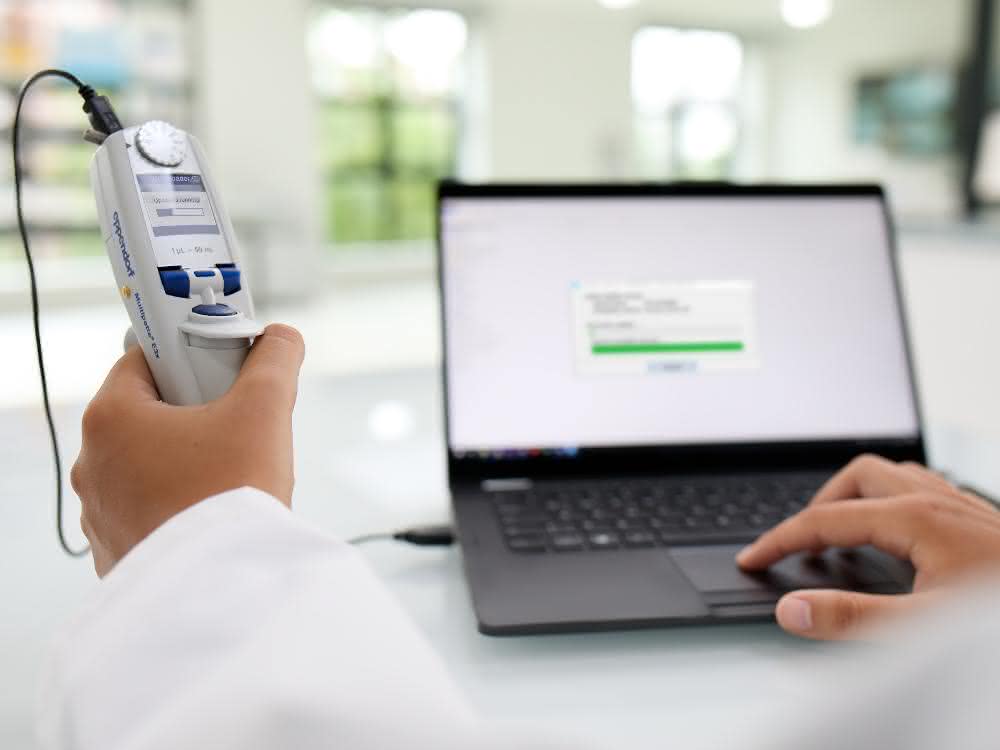Elektronische Pipette verbunden mit PC