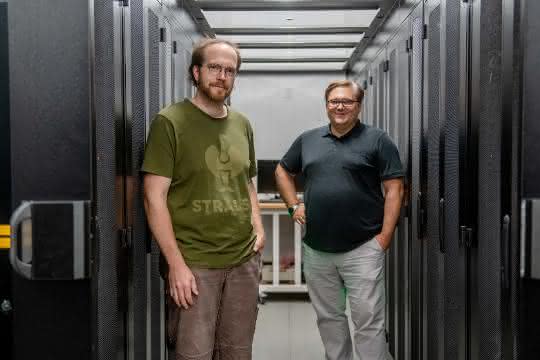Julian Uszkoreit und Michael Turewicz im Serverraum