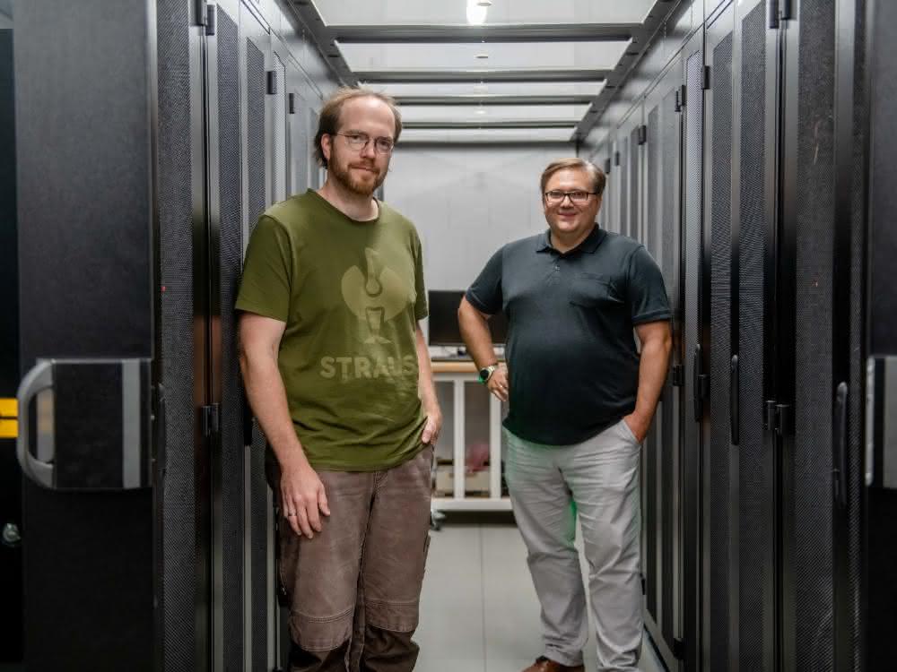 Julian Uszkoreit und Michael Turewicz im Serverraum