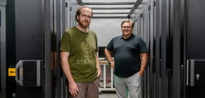 Julian Uszkoreit und Michael Turewicz im Serverraum Julian Uszkoreit und Michael Turewicz im Serverraum