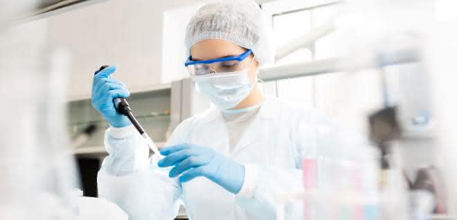 Lernen und üben für die Sicherheit: Lerntool für sicheres Arbeiten im Labor Labormitarbeiterin beim Pipettieren