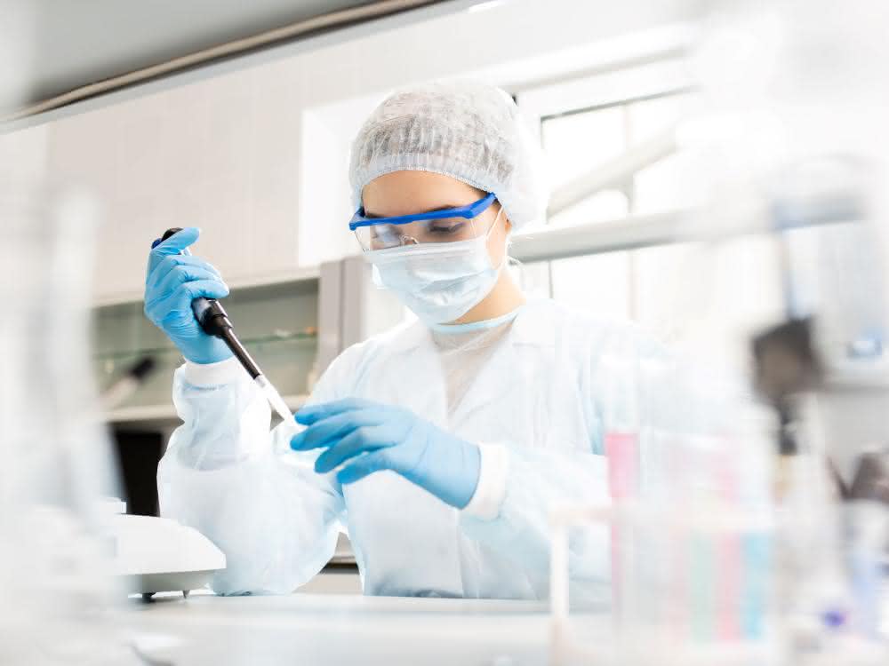Lernen und üben für die Sicherheit: Lerntool für sicheres Arbeiten im Labor Labormitarbeiterin beim Pipettieren