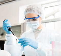 Lernen und üben für die Sicherheit: Lerntool für sicheres Arbeiten im Labor Labormitarbeiterin beim Pipettieren