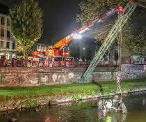 Ein Liebherr-Kran hebt Tuffi wieder auf den Sockel