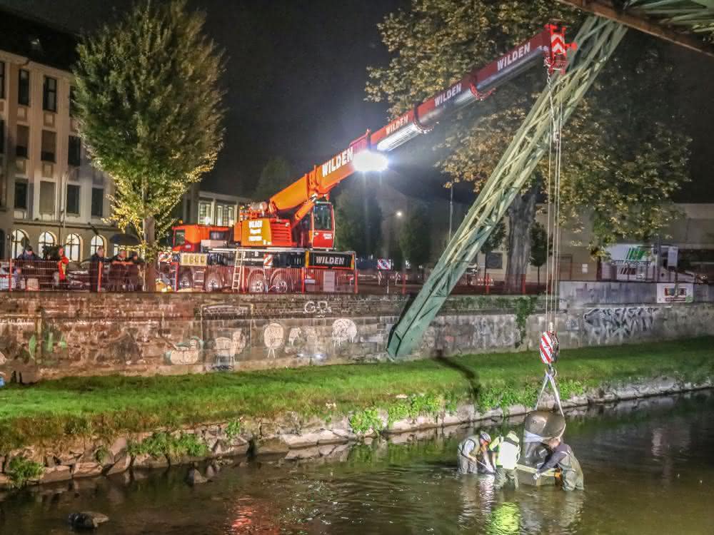 Ein Liebherr-Kran hebt Tuffi wieder auf den Sockel