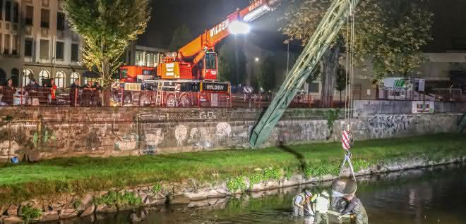 Ein Liebherr-Kran hebt Tuffi wieder auf den Sockel