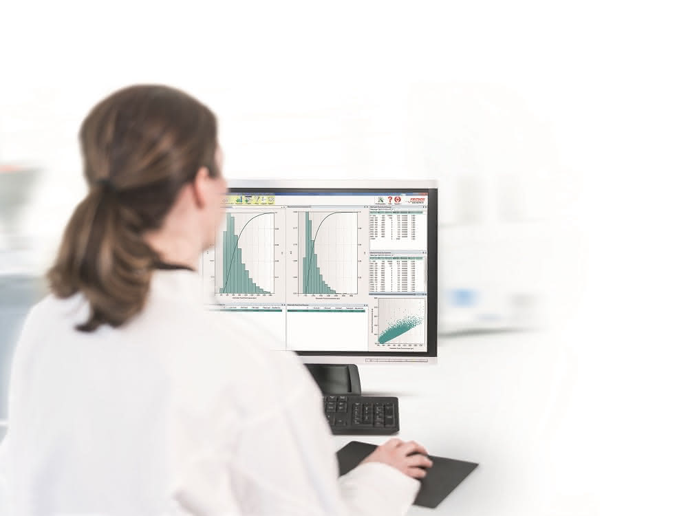 Labormitarbeiterin vor Computerbildschirm