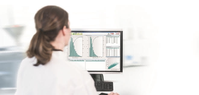 Labormitarbeiterin vor Computerbildschirm Labormitarbeiterin vor Computerbildschirm