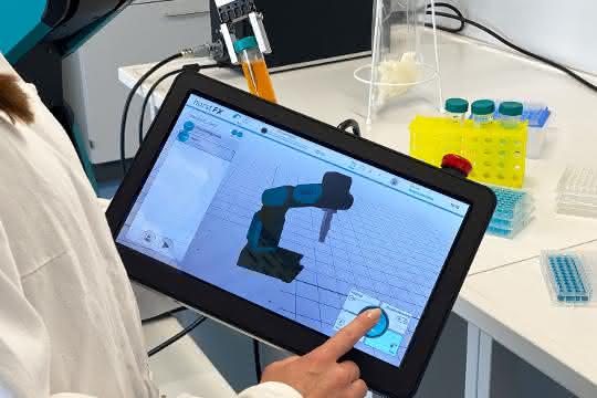 Arbeiten im Labor mit Tablet
