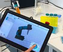 Arbeiten im Labor mit Tablet