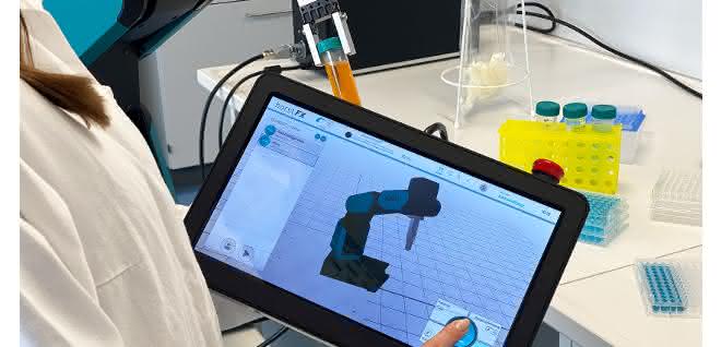 Arbeiten im Labor mit Tablet