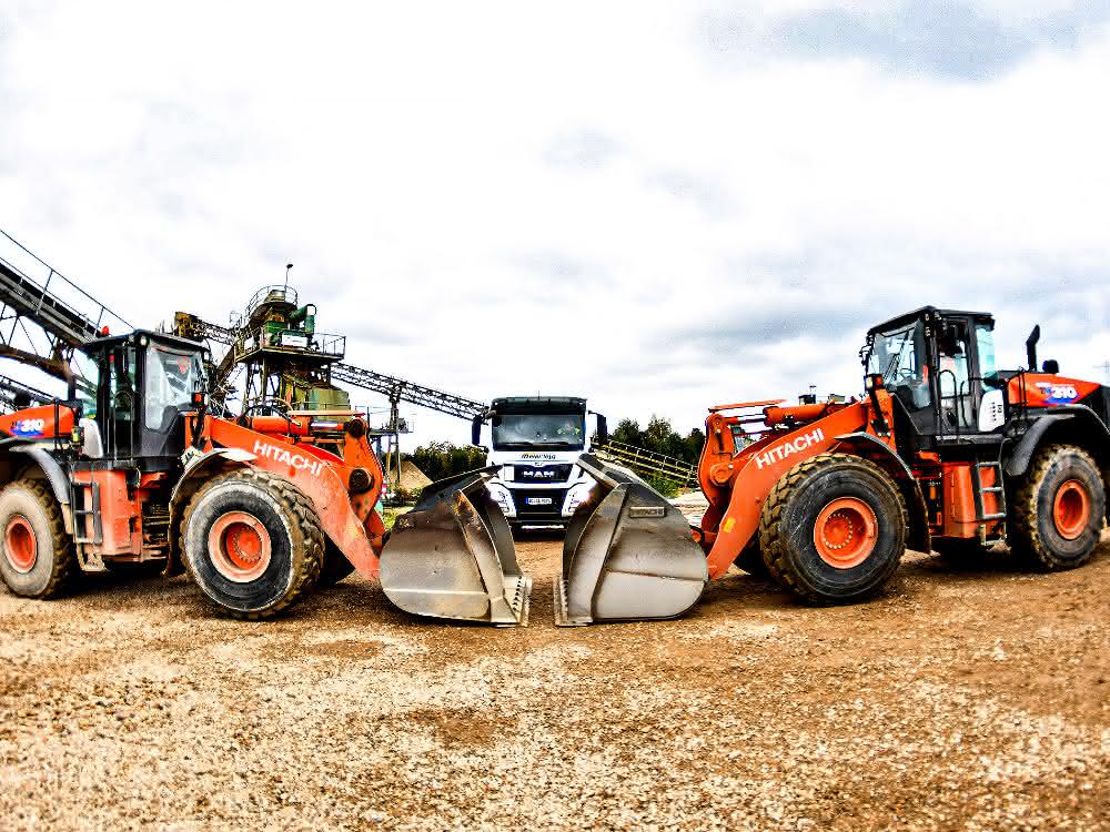 Zwei neue Hitachi-Radlader im Kieswerk
