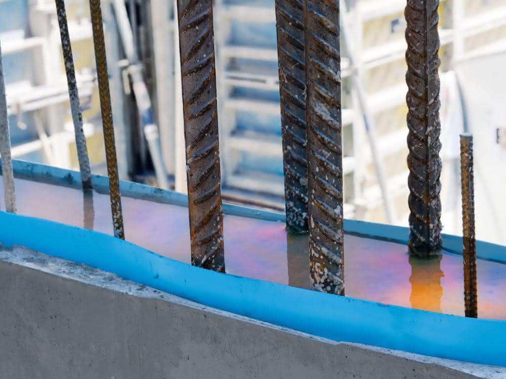 Flexibles Kunststoffband: Sichtbetonwände vor Rostwasser schützen Flexibles Kunststoffband: Sichtbetonwände vor Rostwasser schützen