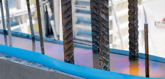 Flexibles Kunststoffband: Sichtbetonwände vor Rostwasser schützen
