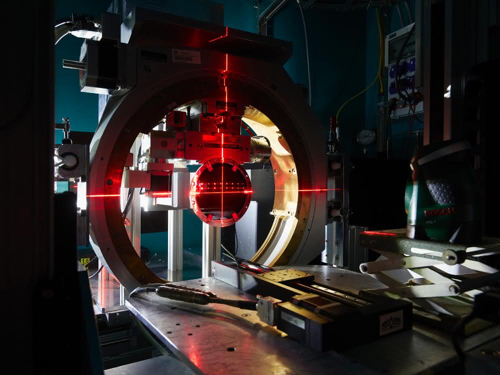 Neutron grating interferometer