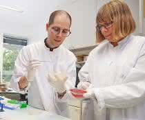 Michael Hort und Prof. Dr. Gabriele Bierbaum im Labor Michael Hort und Prof. Dr. Gabriele Bierbaum im Labor