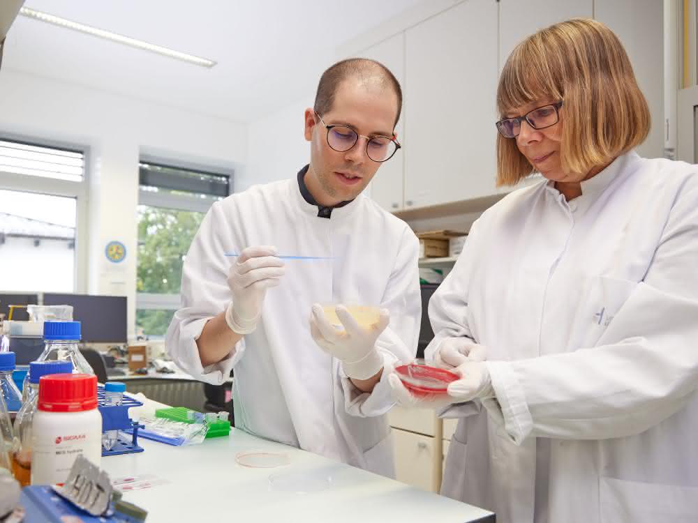 Michael Hort und Prof. Dr. Gabriele Bierbaum im Labor