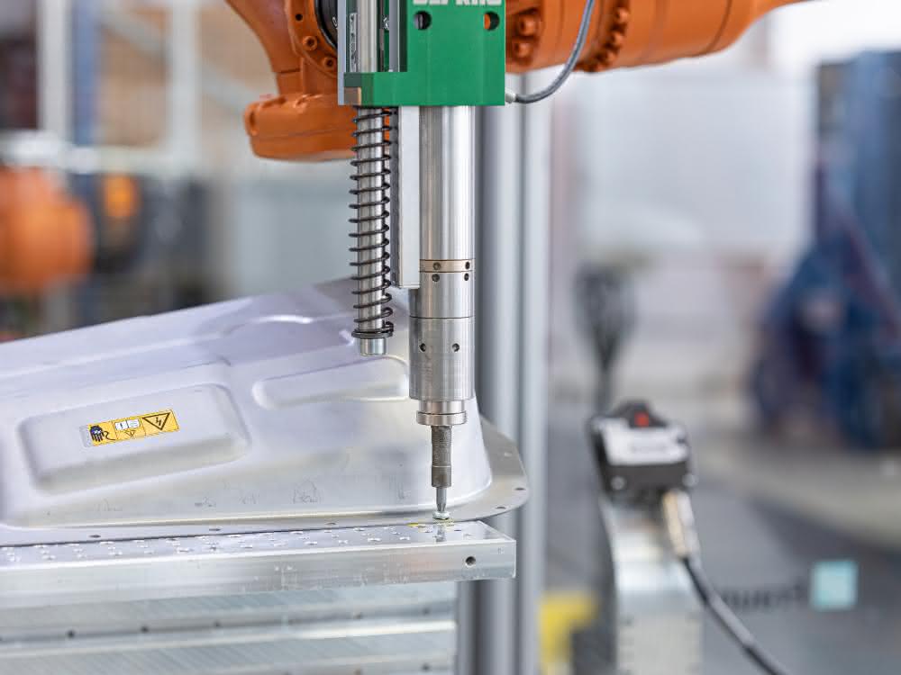 Automatic disassembly: Robot recycles batteries