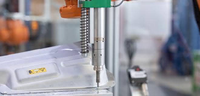 Automatische Demontage: Roboter recycelt Batterien Automatische Demontage: Roboter recycelt Batterien