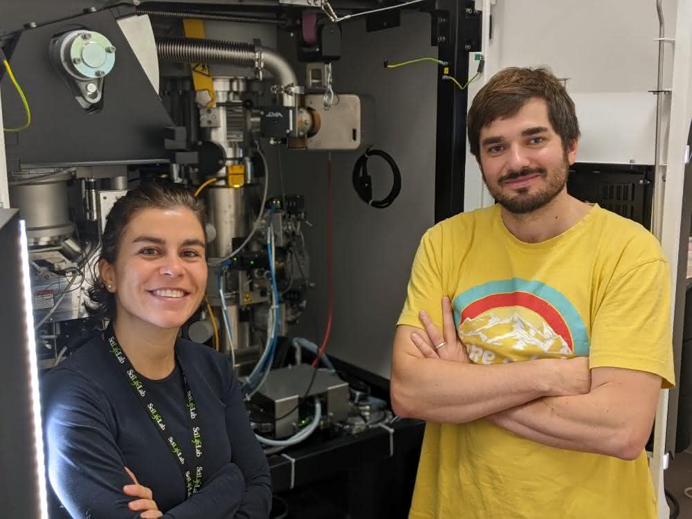 Marta Carroni und Andreas Naschberger vor der cryoEM-Anlage