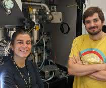 Marta Carroni und Andreas Naschberger vor der cryoEM-Anlage Marta Carroni und Andreas Naschberger vor der cryoEM-Anlage