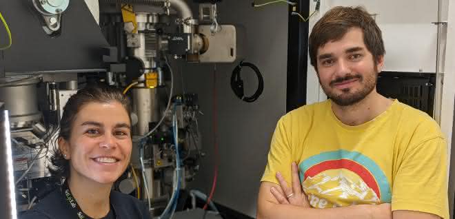 Marta Carroni und Andreas Naschberger vor der cryoEM-Anlage Marta Carroni und Andreas Naschberger vor der cryoEM-Anlage