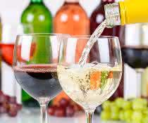 Weingläser mit Rotwein und mit Weißwein Weingläser mit Rotwein und mit Weißwein