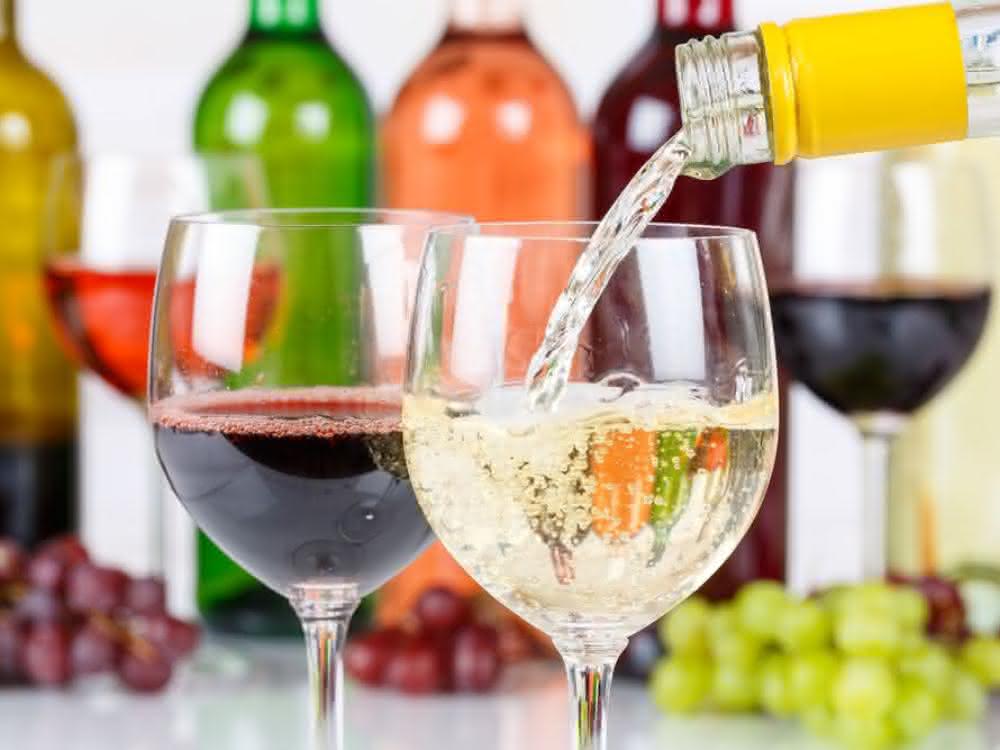 Weingläser mit Rotwein und mit Weißwein
