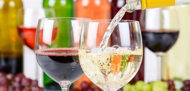 Weingläser mit Rotwein und mit Weißwein