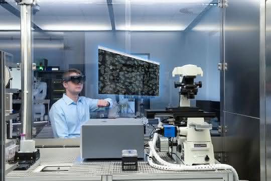 Automatisierte Überwachung einer Zellkultur durch High-Speed-Mikroskopie mit einer Augmented-Reality-Benutzeroberfläche.