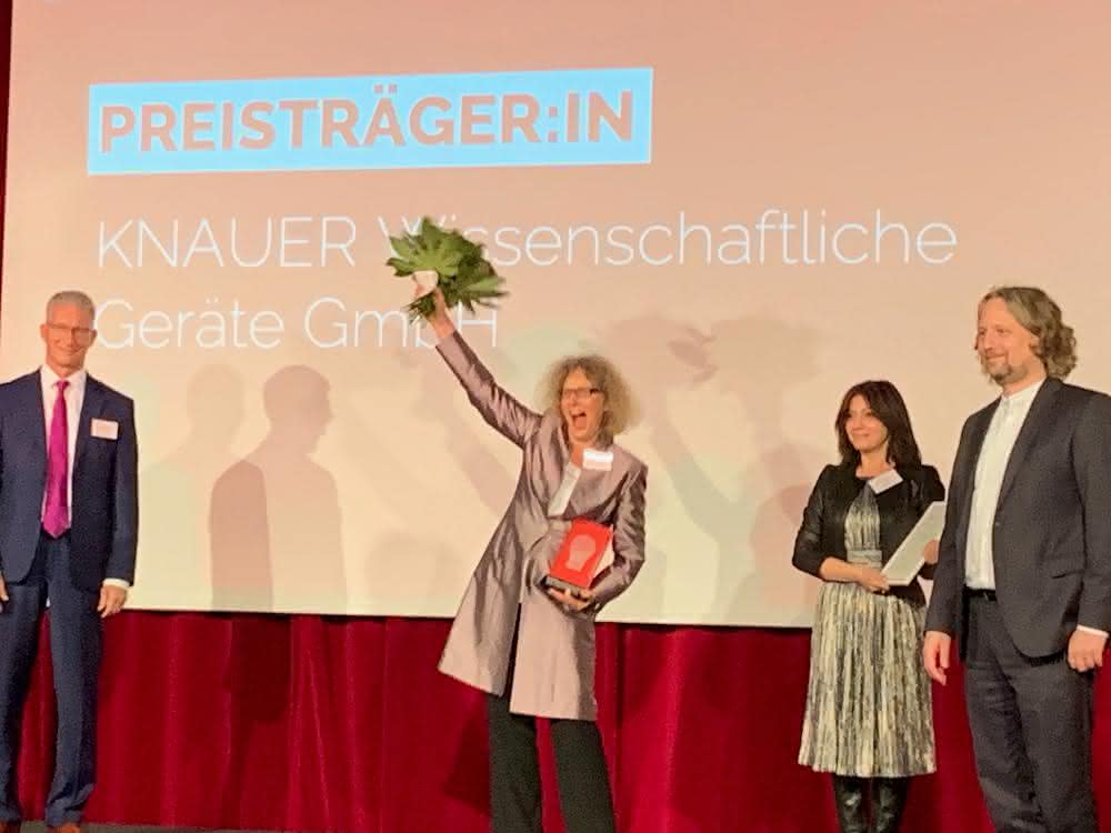 Laudator Stephan Hoffmann, Preisträgerinnen Alexandra Knauer und Lilit Avagyan von Knauer und Staatssekretär Christian Rickerts Laudator Stephan Hoffmann, Preisträgerinnen Alexandra Knauer und Lilit Avagyan von Knauer und Staatssekretär Christian Rickerts