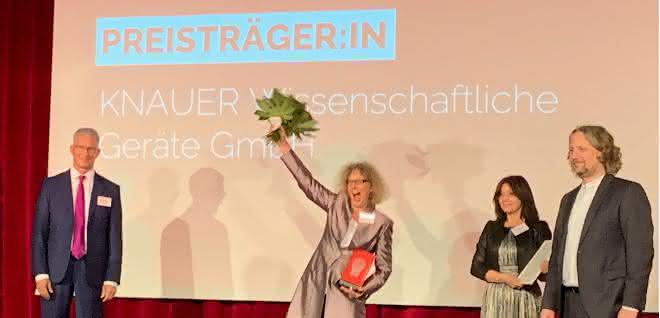 Laudator Stephan Hoffmann, Preisträgerinnen Alexandra Knauer und Lilit Avagyan von Knauer und Staatssekretär Christian Rickerts Laudator Stephan Hoffmann, Preisträgerinnen Alexandra Knauer und Lilit Avagyan von Knauer und Staatssekretär Christian Rickerts