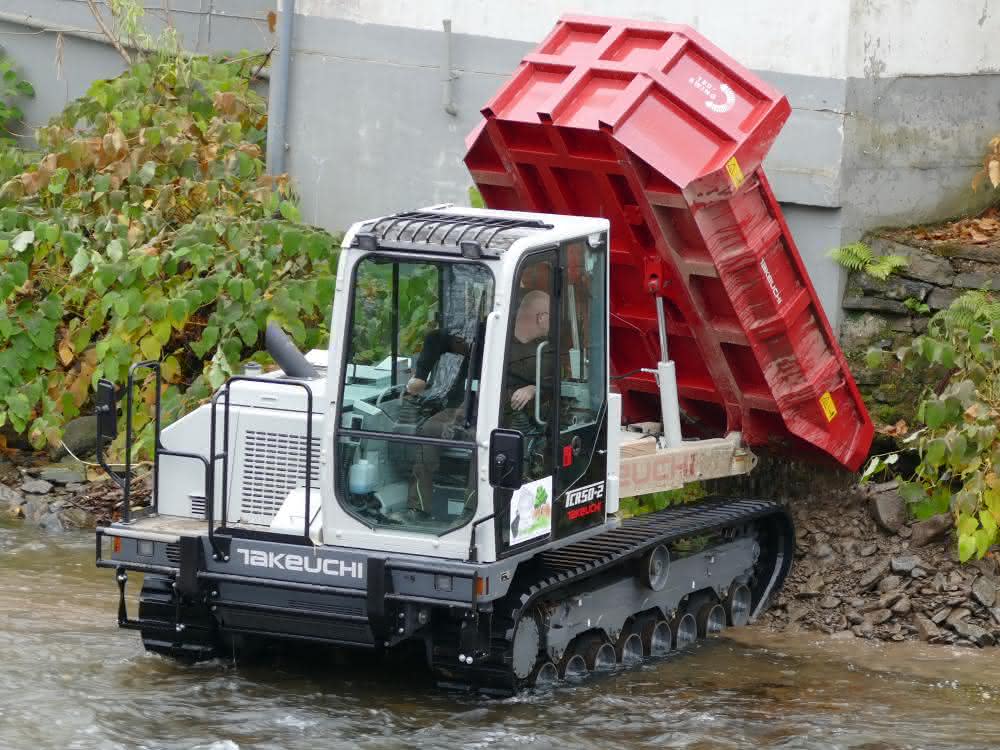 Baumaschinen: Takeuchi Dumper beseitigt Hochwasserschäden