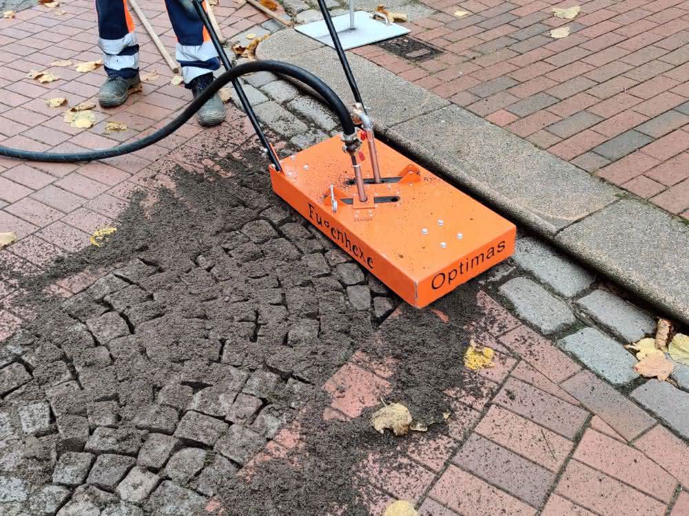 Fugen mit Druckluft reinigen