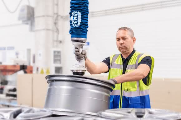 Vacuum lifter: Scratch-free to the tire dealer