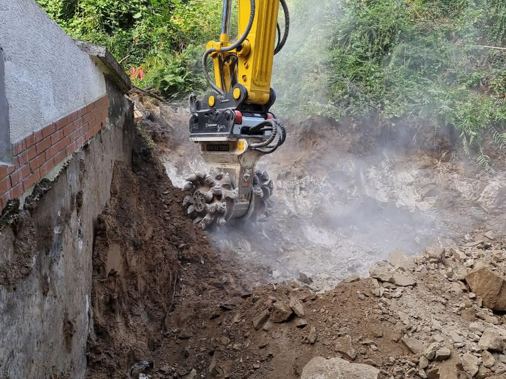 Tiefbau: Baugrube im Granit ausgefräst