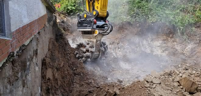 Tiefbau: Baugrube im Granit ausgefräst