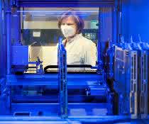 Professorin Ulrike Protzer mit einer Mitarbeiterin an einem PCR-Analyseautomaten