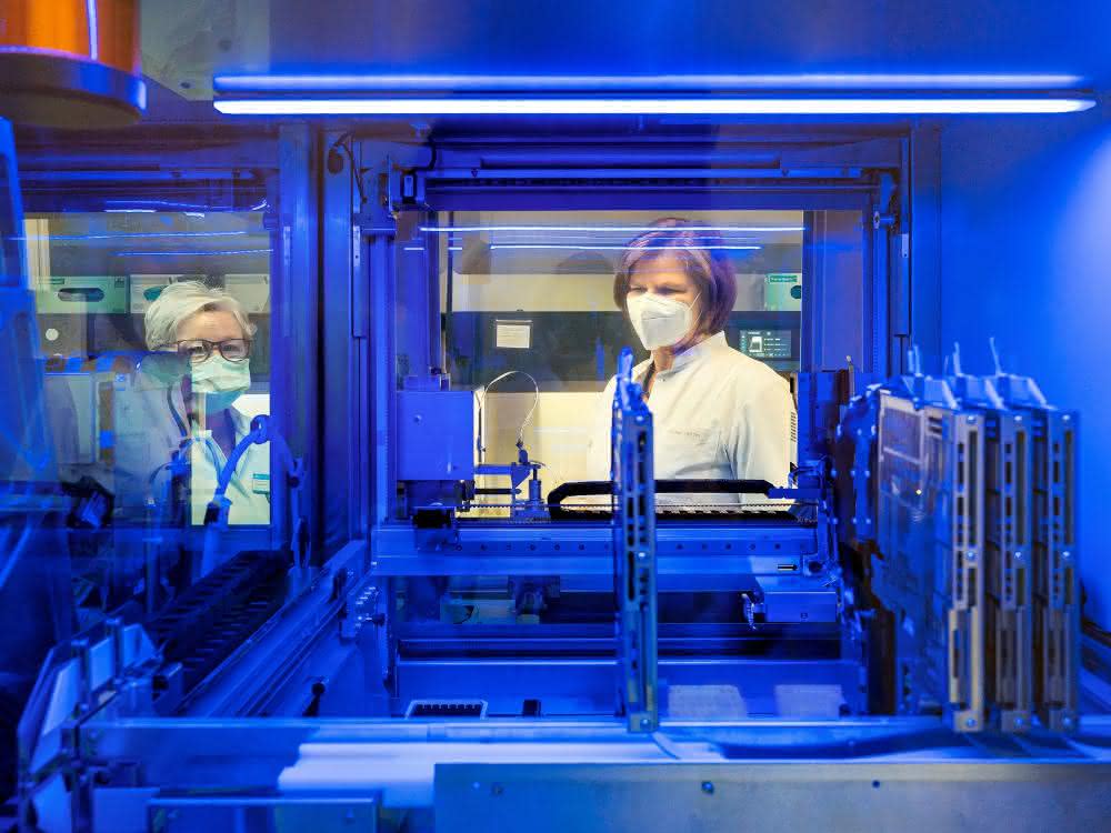 Professorin Ulrike Protzer mit einer Mitarbeiterin am PCR-Analyseautomaten im Institut für Virologie am Klinikum rechts der Isar Professorin Ulrike Protzer mit einer Mitarbeiterin an einem PCR-Analyseautomaten