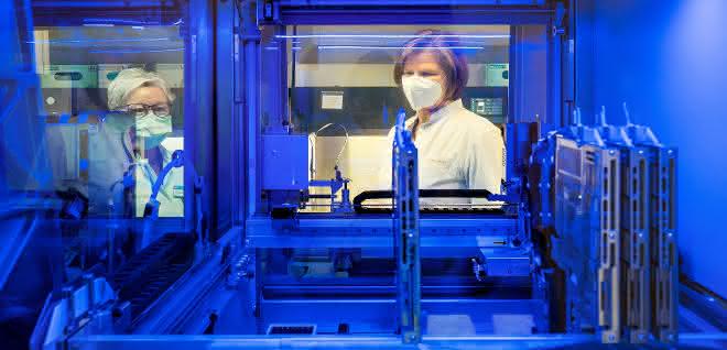 Professorin Ulrike Protzer mit einer Mitarbeiterin am PCR-Analyseautomaten im Institut für Virologie am Klinikum rechts der Isar Professorin Ulrike Protzer mit einer Mitarbeiterin an einem PCR-Analyseautomaten