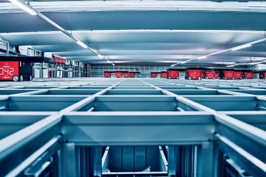 A highly dynamic warehouse for soccer fans