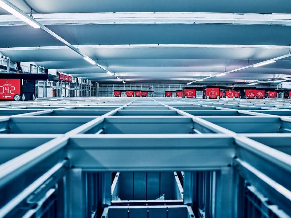 A highly dynamic warehouse for soccer fans