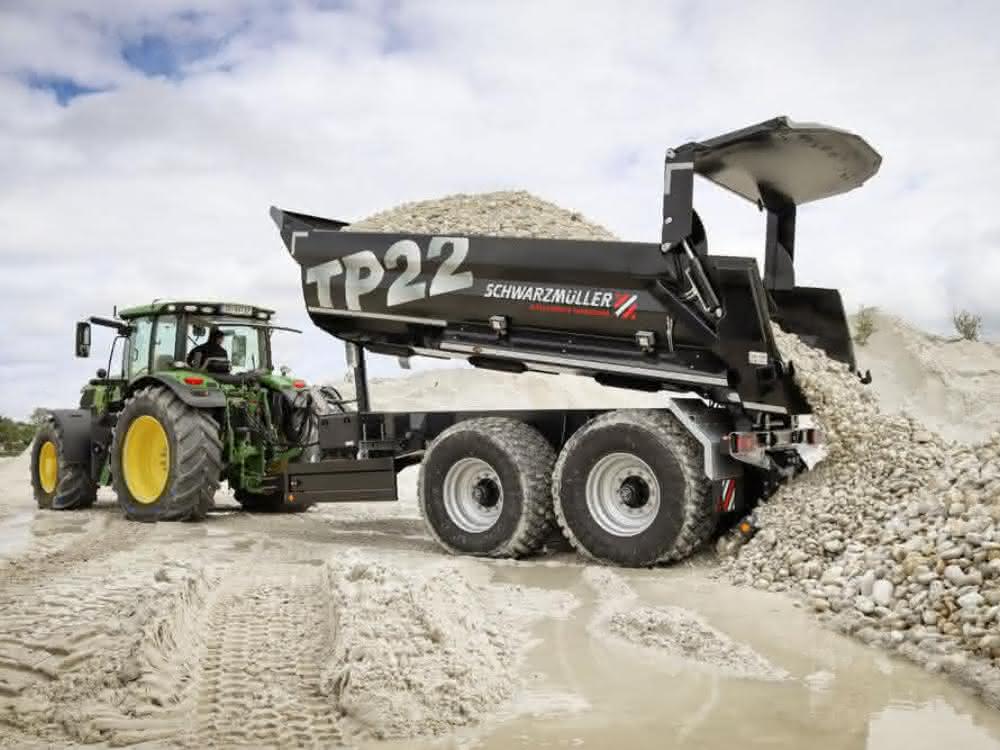 Erste Offroad-Mulde mit Großtraktor im Einsatz