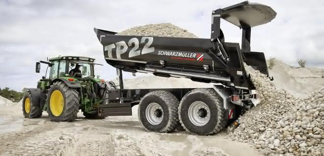 Erste Offroad-Mulde mit Großtraktor im Einsatz